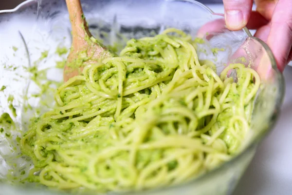 Spaghetti mit Pesto-Sauce. — Stockfoto