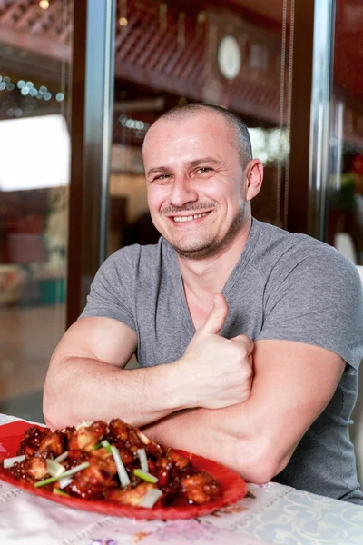 Un bel homme qui mange au restaurant — Photo