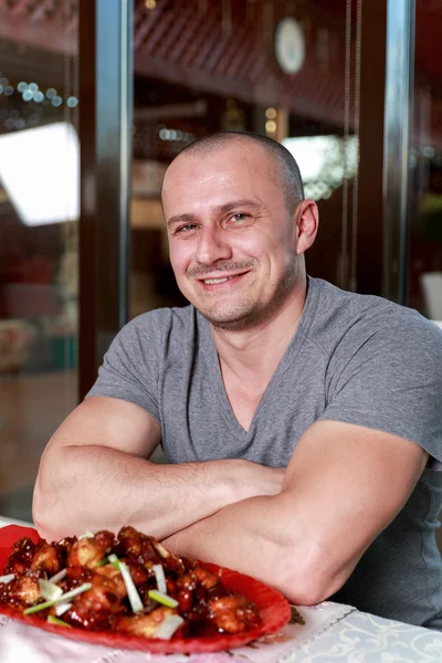 Un bel homme qui mange au restaurant — Photo