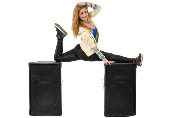 Female dancer doing the splits on two speakers — Stock Photo, Image