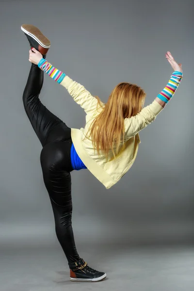 Jeune fille danse hip-hop série studio — Photo