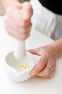 Eller bir harç ve sarımsak ile