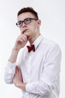 Beyaz arka plan üzerinde izole düşünme genç işadamı