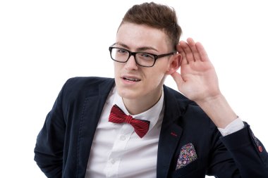 beyaz zemin üzerine kulak arkasında çukurluğu genç iş adamı -