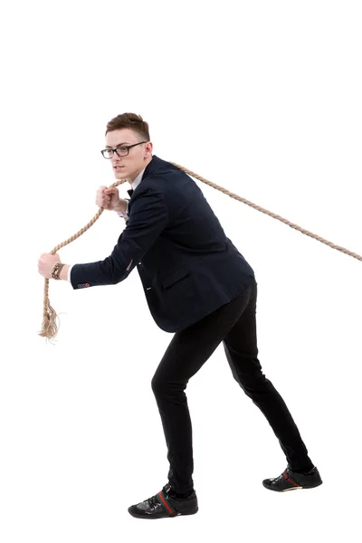 Бизнесмен тянет веревку на белом фоне — стоковое фото