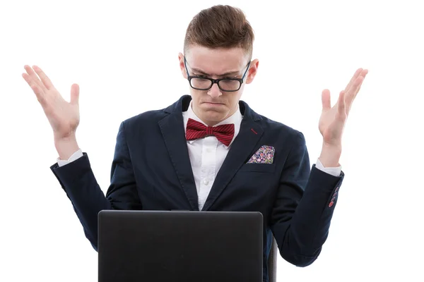 Homem de negócios chocado trabalhando em um laptop — Fotografia de Stock