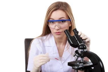 güzel kadın bilim laboratuarında çeşitli işlemleri gerçekleştirmek