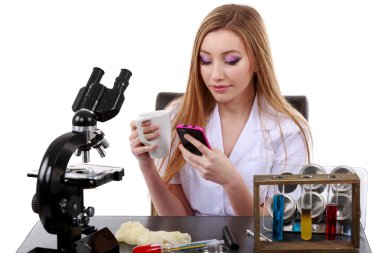 güzel kadın bilim laboratuvar kahve ile konuşmak telefon