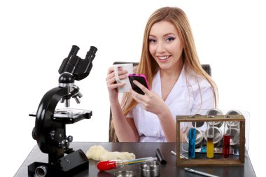 güzel kadın bilim laboratuvar kahve ile konuşmak telefon