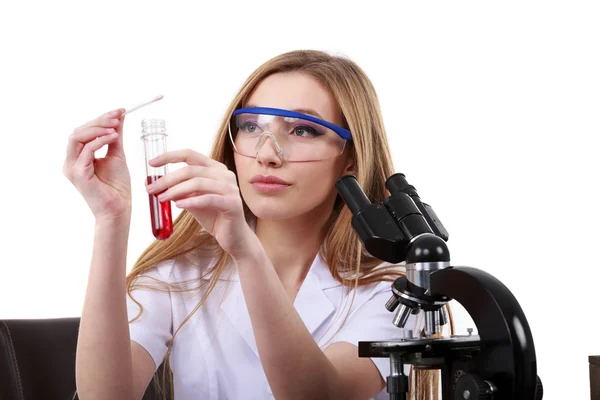 Belle femme scientifique dans le laboratoire effectuer diverses opérations — Photo