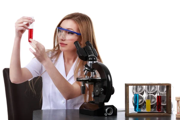 Belle femme scientifique dans le laboratoire effectuer diverses opérations — Photo