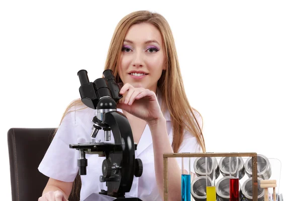 Belle femme scientifique dans le laboratoire effectuer diverses opérations — Photo