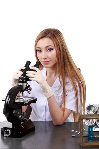 Belle femme scientifique dans le laboratoire effectuer diverses opérations — Photo