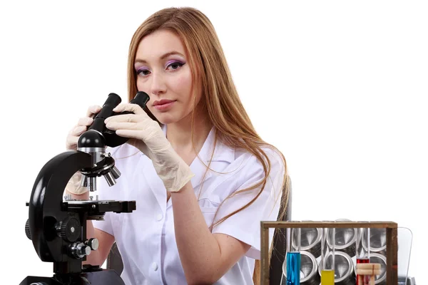 Bela cientista mulher no laboratório realizar várias operações — Fotografia de Stock