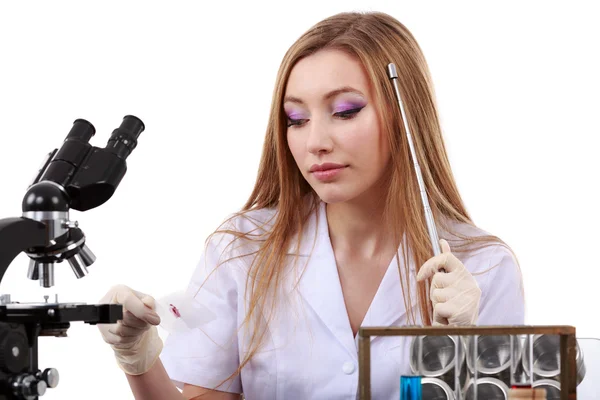 Vacker kvinna vetenskapsman i labbet utföra olika operationer — Stockfoto