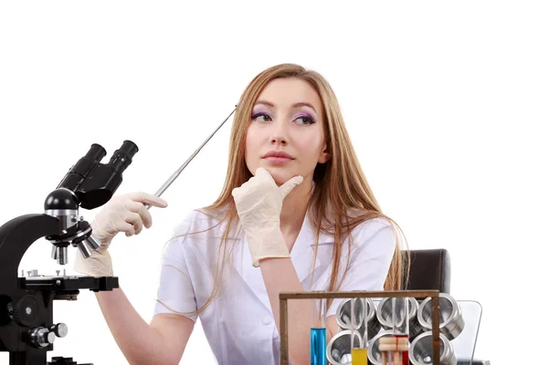 Hermosa mujer científica en el laboratorio realizar varias operaciones —  Fotos de Stock