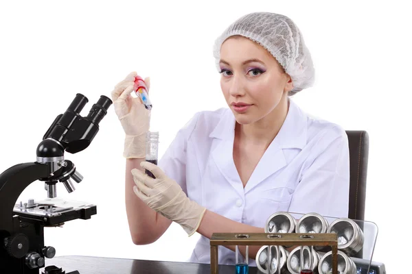 Belle femme scientifique dans le laboratoire effectuer diverses opérations — Photo