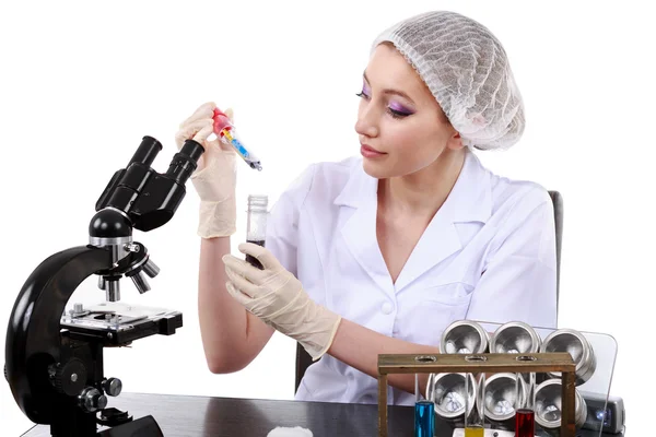 Belle femme scientifique dans le laboratoire effectuer diverses opérations — Photo