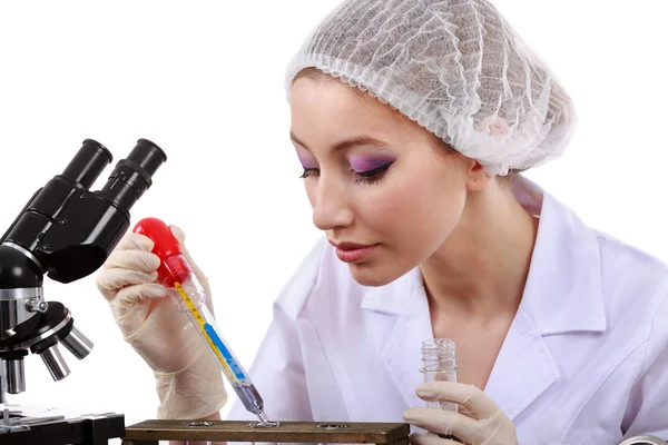 Belle femme scientifique dans le laboratoire effectuer diverses opérations — Photo