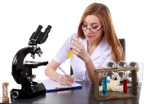 Mooie vrouw wetenschapper in het lab uitvoeren van verschillende bewerkingen — Stockfoto