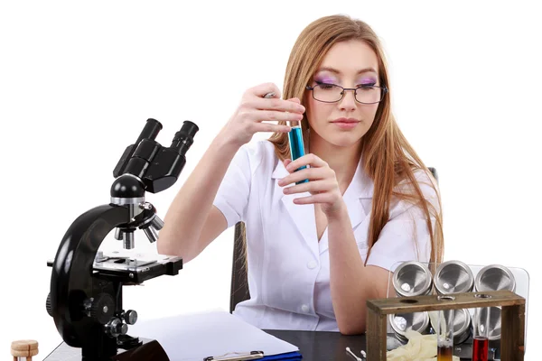 Vacker kvinna vetenskapsman i labbet utföra olika operationer — Stockfoto