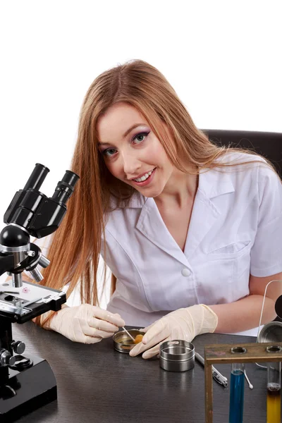 Belle femme scientifique dans le laboratoire effectuer diverses opérations — Photo