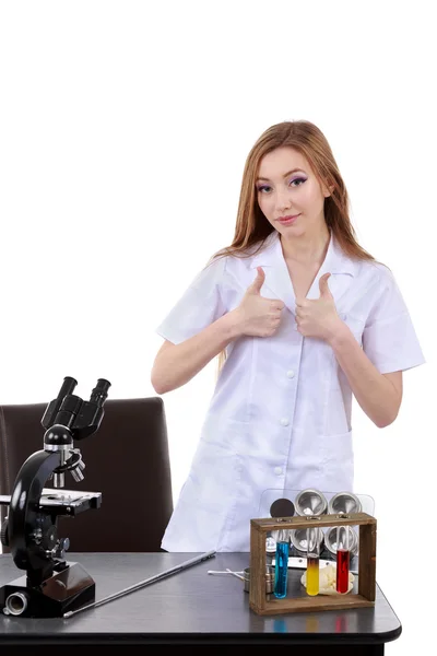 Hermosa mujer mostrando signo ok ciencia de laboratorio — Foto de Stock