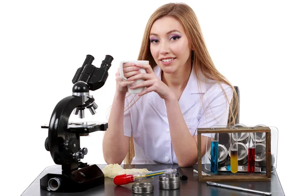 Όμορφη γυναίκα επιστήμονας στο εργαστήριο με καφέ — Φωτογραφία Αρχείου