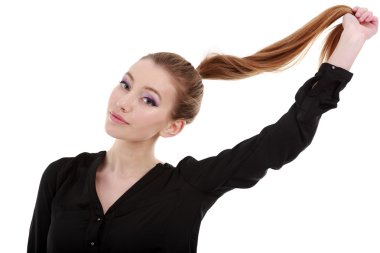 Beyaz arka plan üzerinde izole uzun saçlı güzel bir kadın