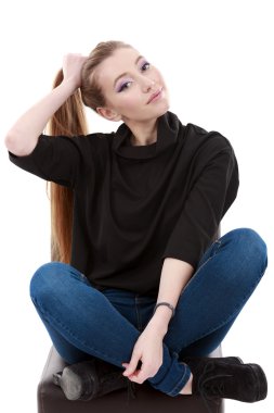 Beyaz arka plan üzerinde izole uzun saçlı güzel bir kadın