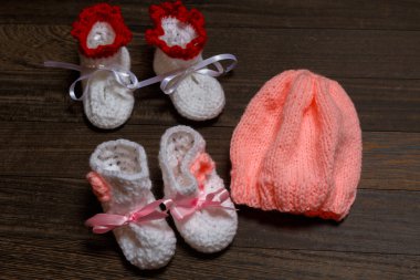 Bebeğin bootee ve ahşap arka plan kapağı