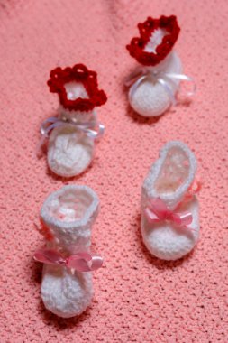 küçük halı pembe ayakkabılarla bebek