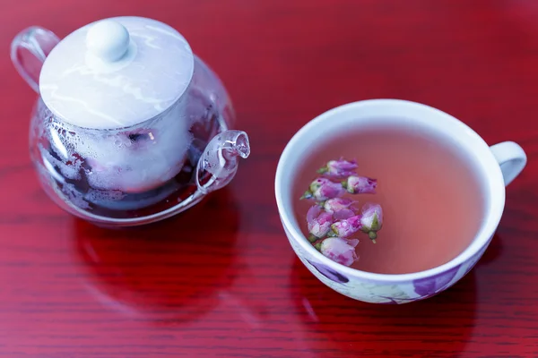 Bouilloire et une tasse de roses de thé — Photo