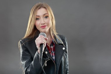 güzel bir sarışın kadının mikrofon şarkı