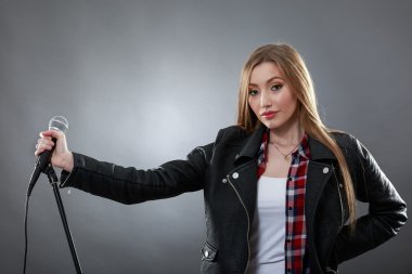 güzel bir sarışın kadının mikrofon şarkı