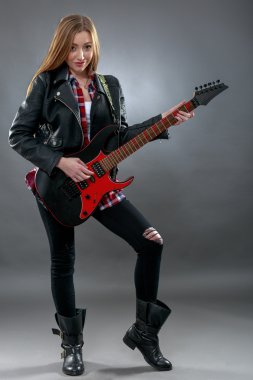 Genç, sarışın güzel kadın bir elektro gitar ile
