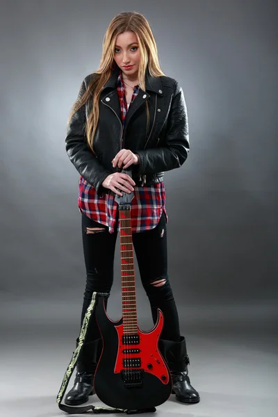 Hermosa mujer joven y rubia con una guitarra eléctrica —  Fotos de Stock