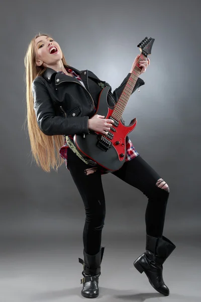 Piękne młode, blond kobieta z gitara elektryczna — Zdjęcie stockowe
