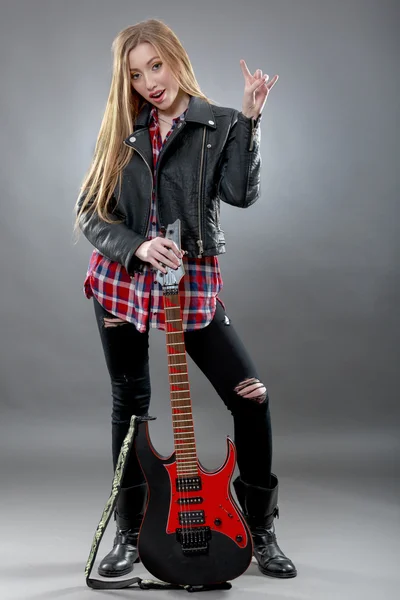 Schöne junge, blonde Frau mit E-Gitarre — Stockfoto
