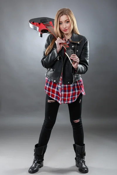 Belle jeune femme blonde avec une guitare électrique — Photo