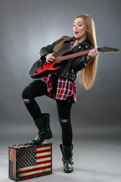 Mooie jonge, blonde vrouw met een elektrische gitaar — Stockfoto