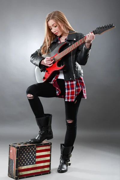 Hermosa mujer joven y rubia con una guitarra eléctrica — Foto de Stock