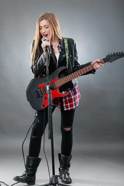 Schöne junge, blonde Frau mit E-Gitarre — Stockfoto