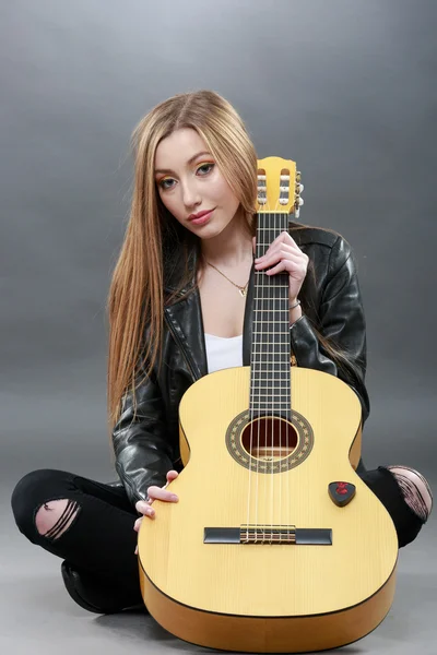 Krásná mladá blondýnka s klasická kytara — Stock fotografie