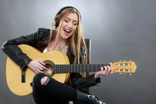 Una hermosa rubia joven con una guitarra clásica — Foto de Stock