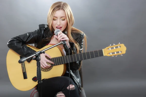 Una hermosa rubia joven con una guitarra clásica —  Fotos de Stock