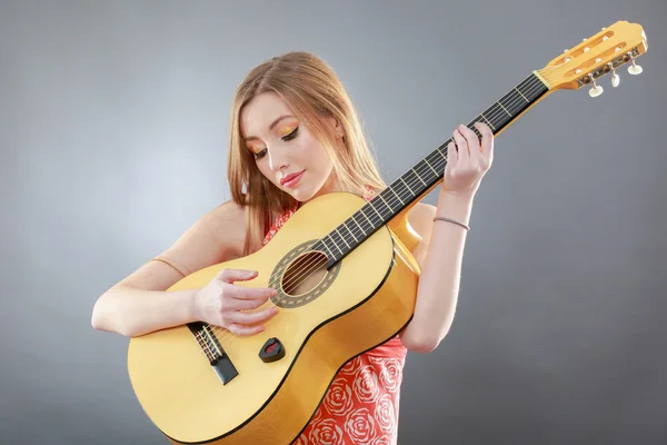 Una hermosa rubia joven con una guitarra clásica — Foto de Stock