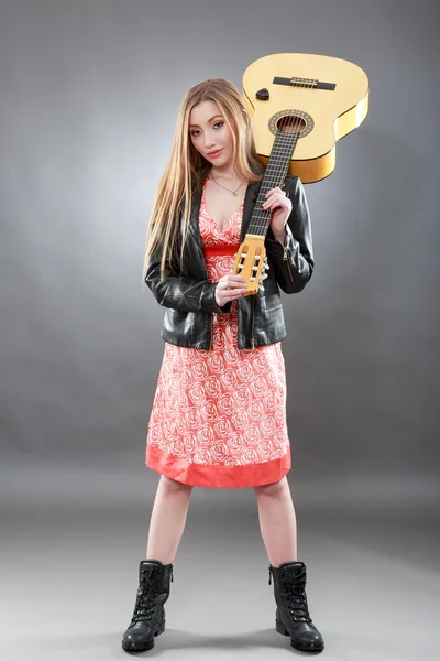 Egy gyönyörű, fiatal szőke egy klasszikus gitár — Stock Fotó