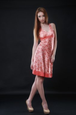 renkli elbiseli güzel ve rahat bir kadın portresi