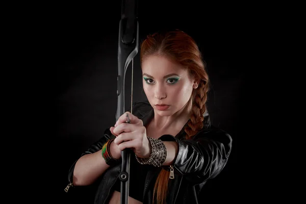 gri arka plan üzerinde elinde yay ile güzel kadın